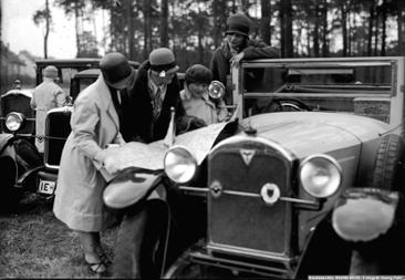 Erste Frühlingsfahrt mit dem Auto, April 1928