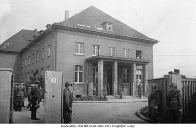 Sowjetische Wachtposten vor dem ehemaligen Offizierskasino der Pionierschule 1 der Wehrmacht in Berlin-Karlshorst (Ort der Kapitulationsunterzeichnung)
