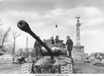 Sowjetische Panzer vor der Siegessäule in Berlin, Mai 1945