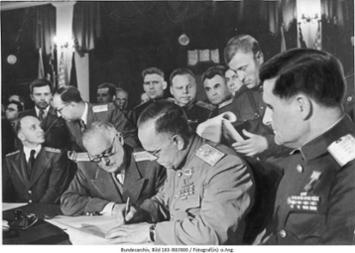 Die bedingungslose Kapitulation der faschistischen deutschen Wehrmacht wird am 8. Mai 1945 in Berlin - Karlshorst unterzeichnet.