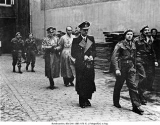 Verhaftung von Großadmiral Karl Dönitz, Generaloberst Alfred Jodl und Prof. Albert Speer durch englische Soldaten, Mai 1945