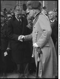 Vizekanzler von Papen und Generalfeldmarschall August von Mackensen in Potsdam, 21. März 1933