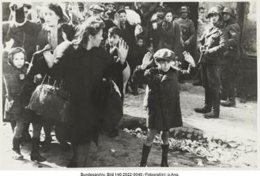 Junge mit erhobenen Händen, April/Mai 1943