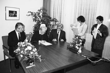Unterzeichnung der Gründungsurkunde der Nationalen AIDS-Stiftung im Bundesministerium für Jugend, Familie, Frauen und Gesundheit, 17. Dez. 1987 