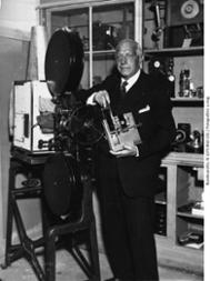 Oskar Messter mit seinem ersten Kinoprojektor.