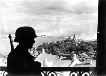 1941: Deutscher Wachposten in Kiew
