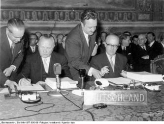 Bundeskanzler Adenauer und Staatssekretär Hallstein bei der Unterzeichnung der Römischen Verträge