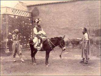 Chinesin auf Esel, Peking 1903