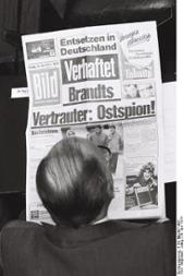 Ein Bundestagsabgeordneter liest die tagesaktuelle Ausgabe der Bild-Zeitung mit dem Aufmacher der Enttarnung von Günter Guillaume