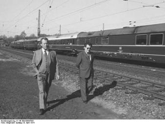 Bundeskanzler Willy Brandt mit seinem Referenten Günter Guillaume am 8.4.1974 während einer Informationsreise durch Niedersachsen.
