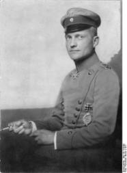 Manfred von Richthofen im Jahr 1917, an der Seite erkennbar das Eiserne Kreuz 1. Klasse und das Abzeichen für Militär-Flugzeugführer. 