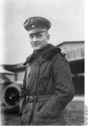 Manfred von Richthofen vor Flugzeughalle