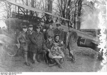 Die Abbildung zeigt Manfred von Richthofen im Führersitz einer Albatros D V zusammen mit Angehörigen seiner Jagdstaffel 11 (1917/18)