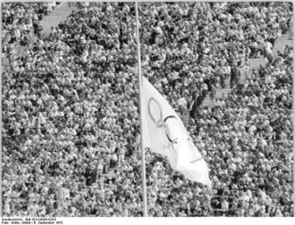 Olympia-Flagge weht auf Halbmast