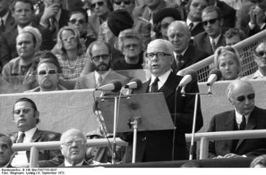 Rede Bundespräsident Gustav Heinemann, rechts dahinter Walter Scheel, 
