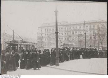 Internationaler Frauentag am 19. März 1911 in Berlin: Demonstrationszug der Frauen für das Frauenwahlrecht