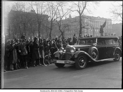 Berlin.- Adolf Hitler im geschlossenen Auto auf dem Weg zum Reichspräsidentenpalais, jubelnde Menschen am Straßenrand, 30. Januar 1933