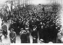 Protestdemonstration revolutionärer Arbeiter gegen die Entlassung Eichhorns in der Siegesallee am 5. Januar 1919.