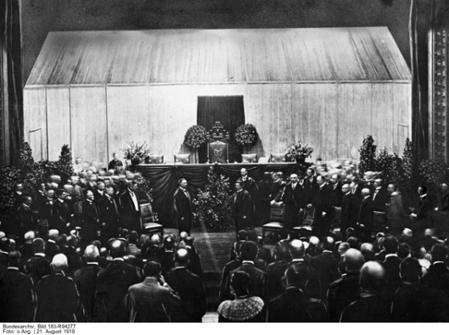 Friedrich Ebert wird am 21. August 1919 vor der Nationalversammlung in Weimar als Reichspräsident vereidigt.