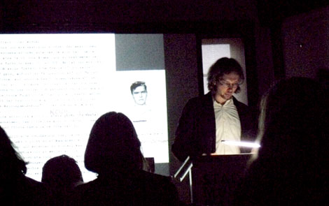 Justus Vesting stellt die Hafterfahrungen interviewter Zeitzeugen vor