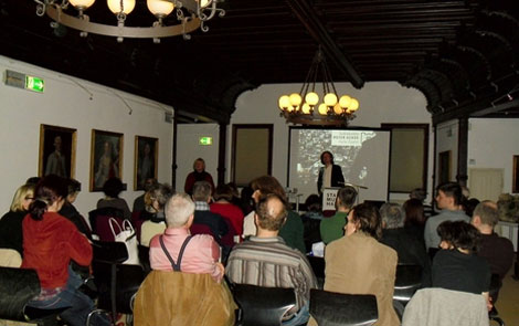 Es wurde ein langer Abend im Stadtmuseum Halle. Im Hintergrund BStU-Außenstellenleiterin Uta Leichsenring und Referent Justus Vesting 