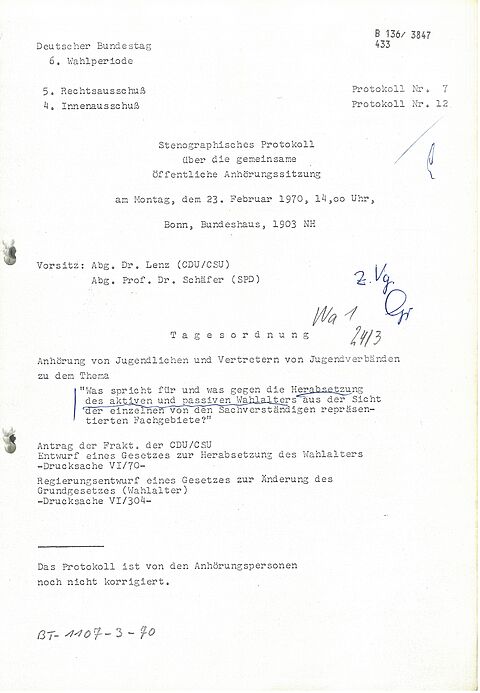 maschinengeschriebenes Deckblatt eines Protokolls mit Überschrift und Tagesordnung sowie handschriftlich unterstrichenen und markierten Passagen und mehreren Daten und Kürzeln