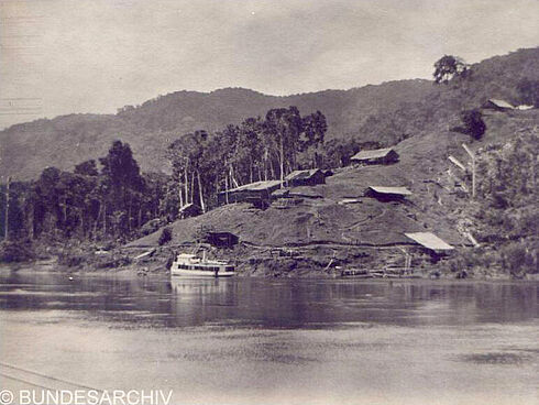 Schwarz-Weiß-Fotografie des Lagers bei Malu