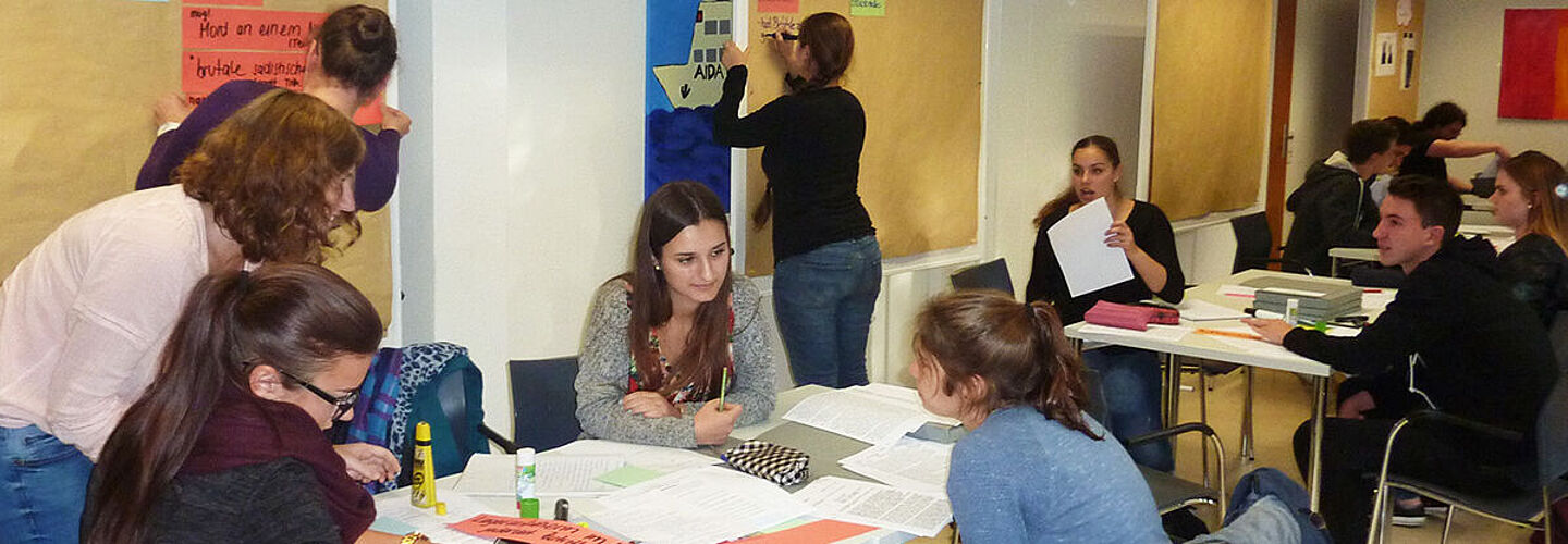Schülerinnen und Schüler werten in Gruppenarbeit Quellen über NS-Verbrechen aus.