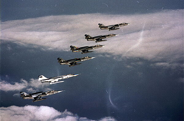Sechs Jagdflugzeuge vom F-104G „Starfighter“ des Marinefliegergeschwaders 1 im Flug