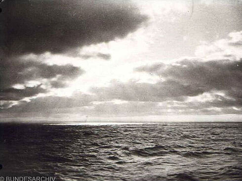 Schwarz-Weiß-Fotografie von einem Meer