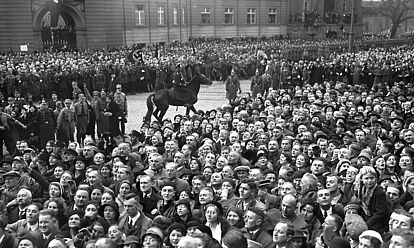 Menschenmenge vor dem Parlament während der Parlamentseröffnung im März 1933