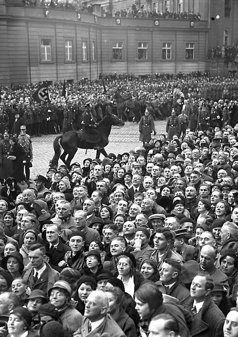 Wartende Menschenmenge auf der Straße zur Eröffnung des Reichstages