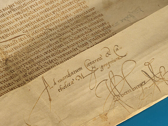 Braune Schrift auf dem Rand eines vergilbten Seite Papier