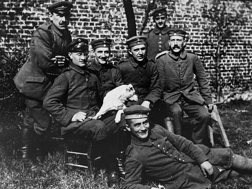 Adolf Hitler (sitzend, ganz rechts) als Soldat im Ersten Weltkrieg mit anderen deutschen Soldaten (1914/1918)