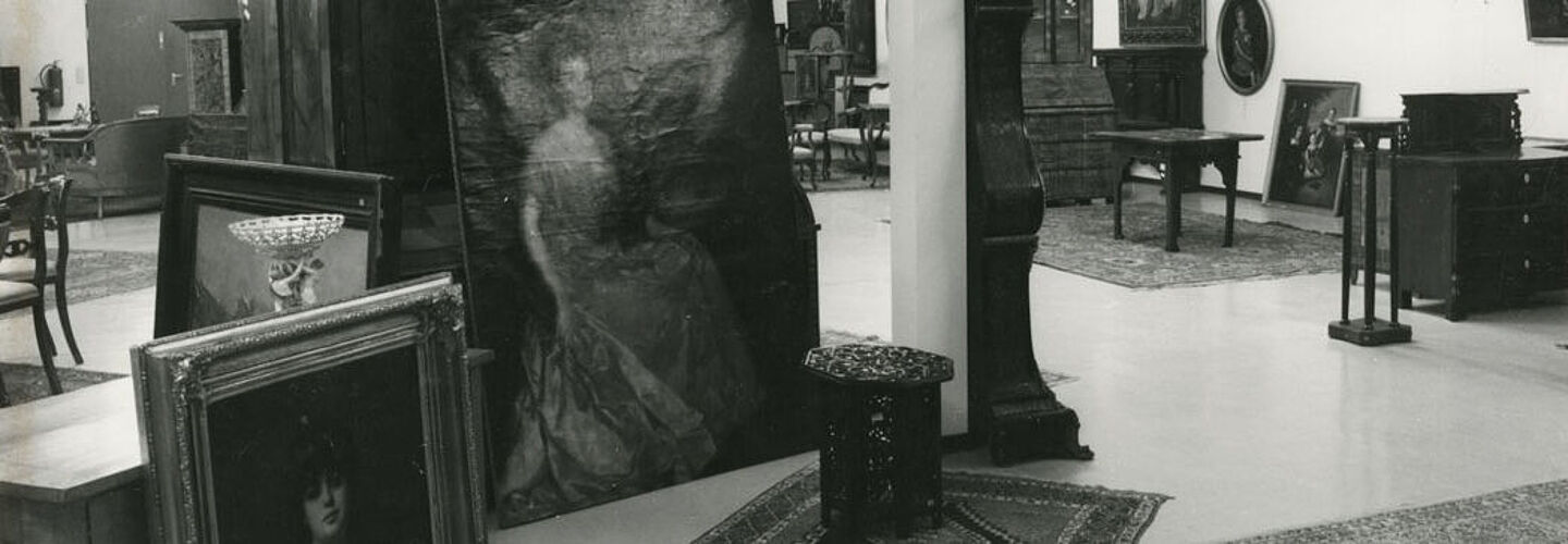 Lager- und Verkaufsraum der „Kunst und Antiquitäten GmbH“ in Mühlenbeck bei Berlin, ca. 1986/87