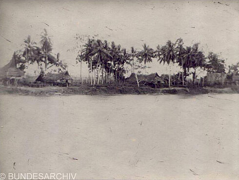 Schwarz-Weiß-Fotografie eines Dorfes am Mittellauf des Kaiserin-Augusta-Flusses