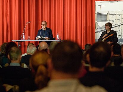 Reinhold Beckmann während seiner Lesung im Bundesarchiv