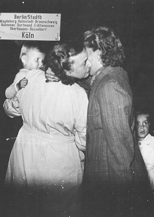 Zwei Frauen begrüßen sich am Interzonenzug in Essen 1953