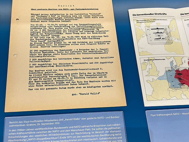 Faksimiliertes Dokument in einer blauen Vitrine