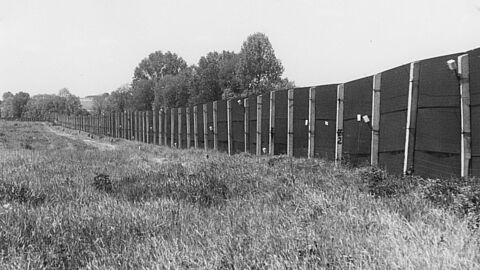 Grenzzaun&nbsp;mit Splitterminen des Typs SM-70