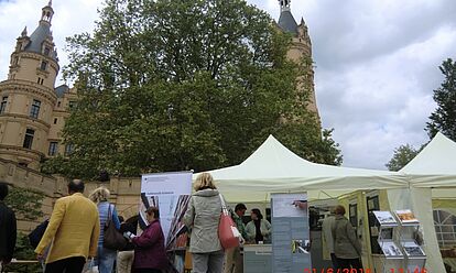Das Zelt der BStU-Außenstelle Schwerin vor dem Schweriner Schloss beim Tag der offenen Tür vom Landtag Mecklenburg-Vorpommern, 2015