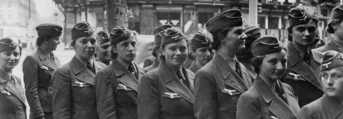 Frauen in Wehrmachtsuniform