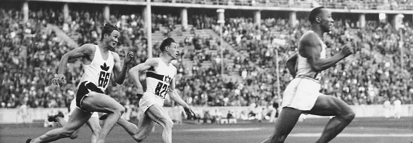 Vorlauf des 200m-Rennens bei den Olympischen Sommerspielen in Berlin. Rechts: Jesse Owens