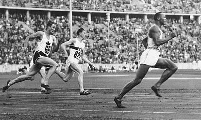 Vorlauf des 200m-Rennens bei den Olympischen Sommerspielen in Berlin. Rechts: Jesse Owens