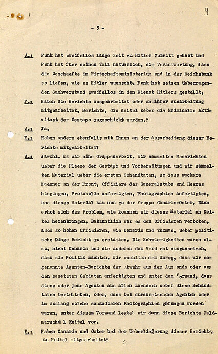 Abgebildet ist ein Auszug aus dem Sitzungsprotokoll vom 26. April 1946 zur Vernehmung von Hans Bernd Gisevius durch Robert H. Jackson während des Nürnberger Prozesses.