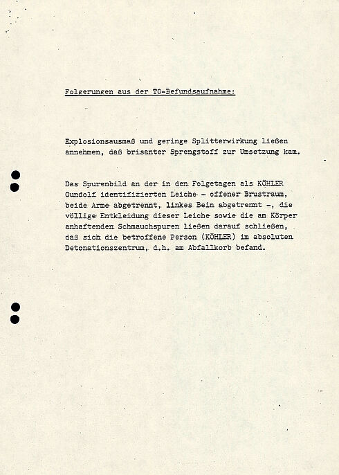 Das Dokument zeigt den Zwischenbericht der Sonderkommission zum Sprengstoffanschlag auf dem Oktoberfest 1980. Im Bericht werden die Tat, die Ermittlungen und die nächsten Schritte der Ermittlung und Öffentlichkeitsarbeit.
