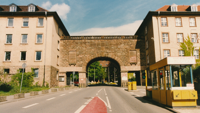 Einfahrt zum Universitätscampus in Saarbrücken um 1990