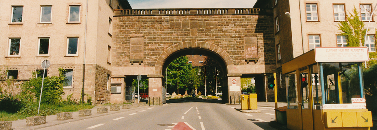 Einfahrt zum Universitätscampus in Saarbrücken um 1990