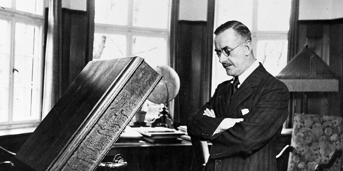 Thomas Mann in seinem Haus in München 1932 Schwarz-Weiß-Fotografie von Thomas Mann in seinem Haus in München, Quelle:
BArch, Bild 183-R15883 / Fotograf/in: ohne Angabe; Agentur: Scherl Bilderdienst