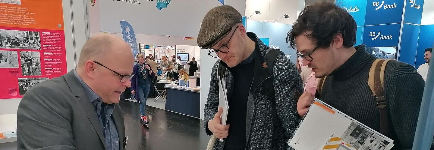 Ein Mitarbeiter des Stasi-Unterlagen-Archivs präsentiert Bildungsmaterialien.